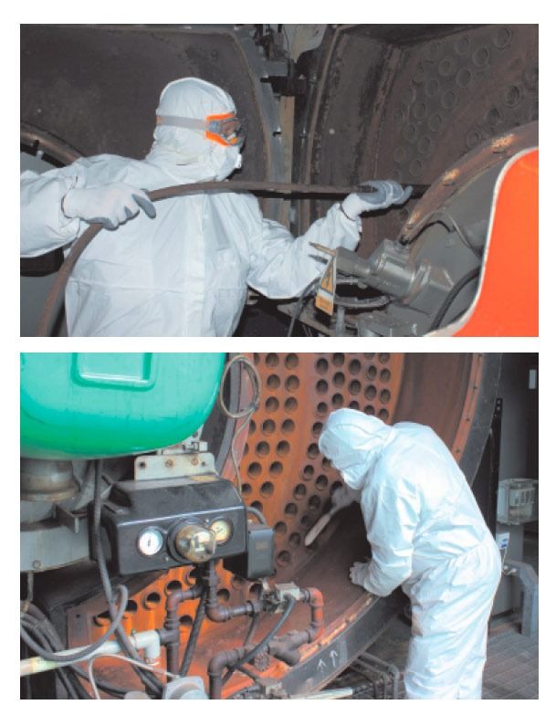 Un hombre con traje protector está trabajando en una máquina.