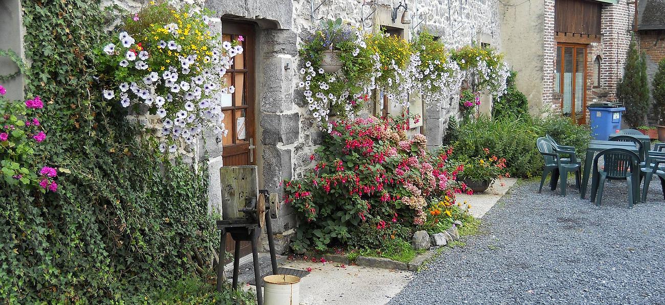 Étape de la Pierre Bleue : camping, café, mobil-home