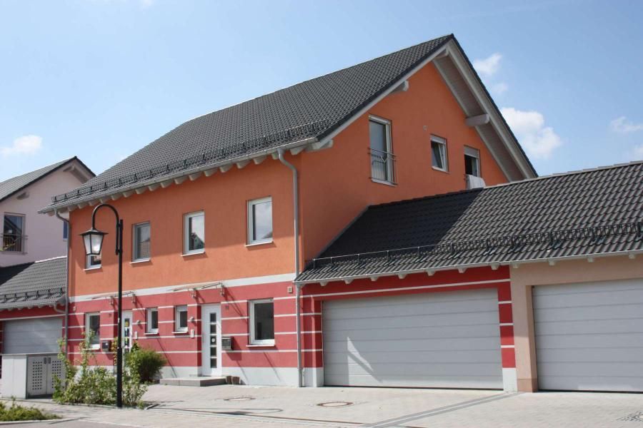 Referenz Neubau Haus mit orange/roter Fassade