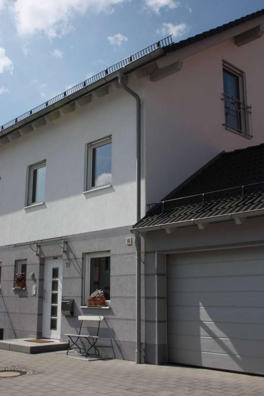 Referenz Neubau Haus mit weiß/grauer Fassade