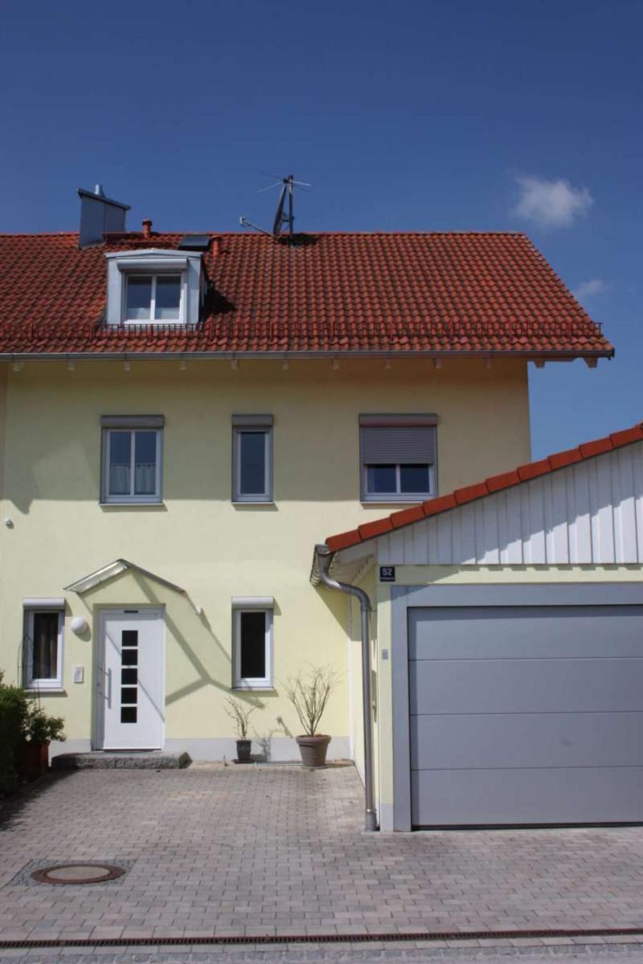Referenz Neubau Haus mit gelber Fassade