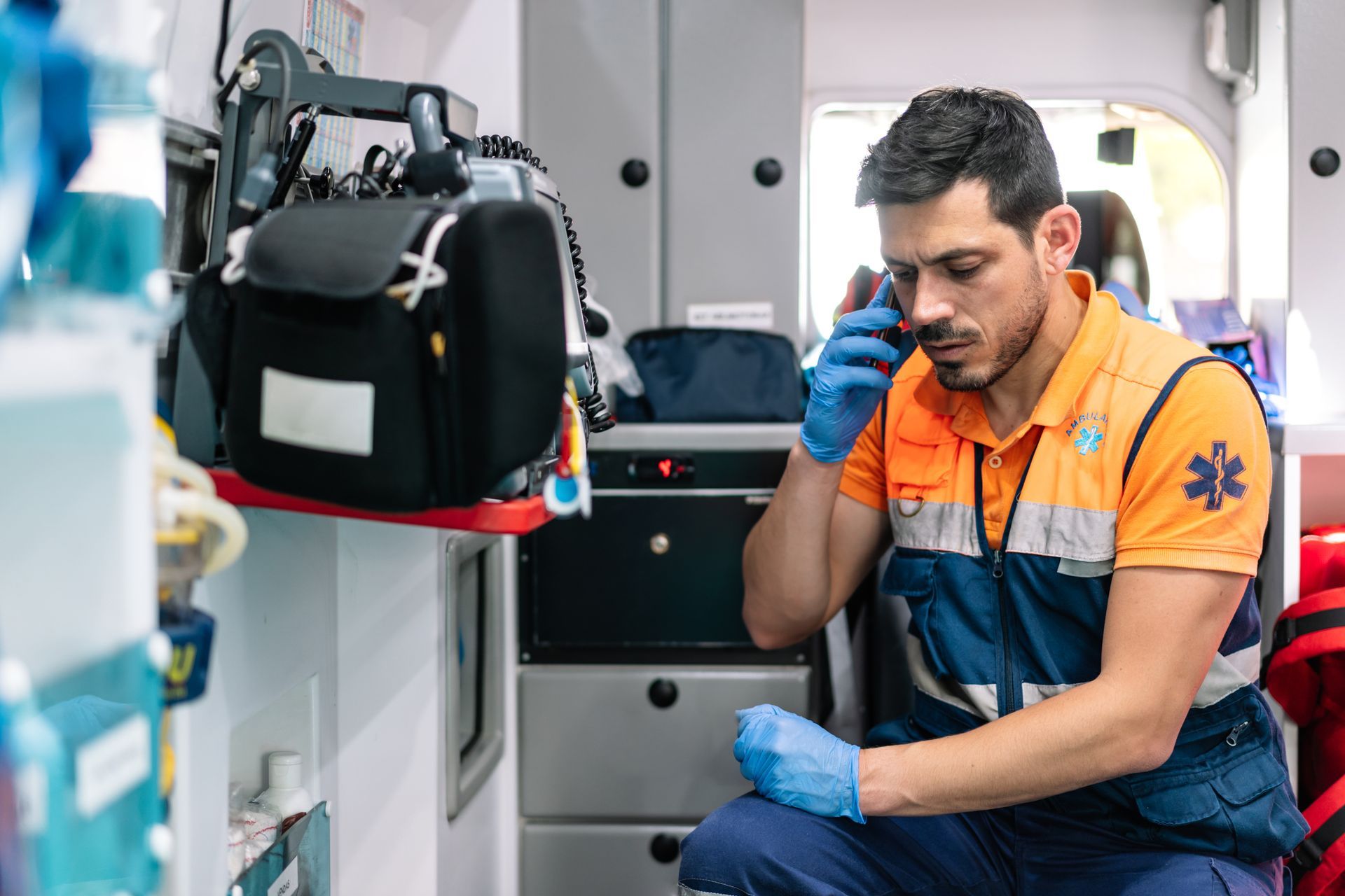 Ambulancier répondant au téléphone pour une urgence