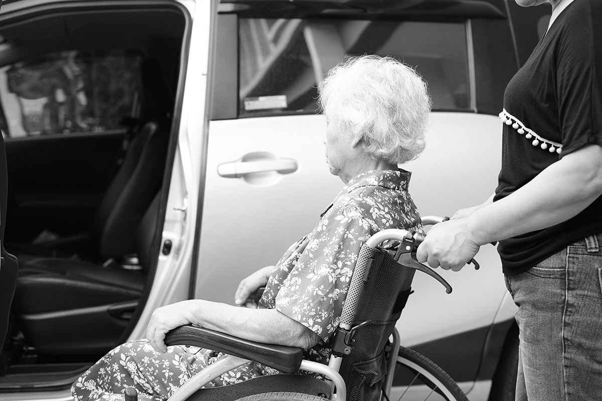 Une vieille femme dans un fauteuil roulant