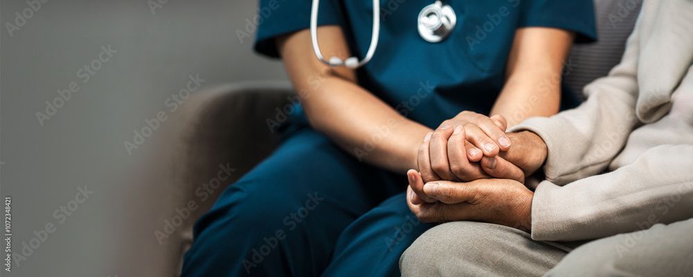 Eine medizinische Fachkraft hält in einer ruhigen Beratungssituation die Hände eines Patienten.