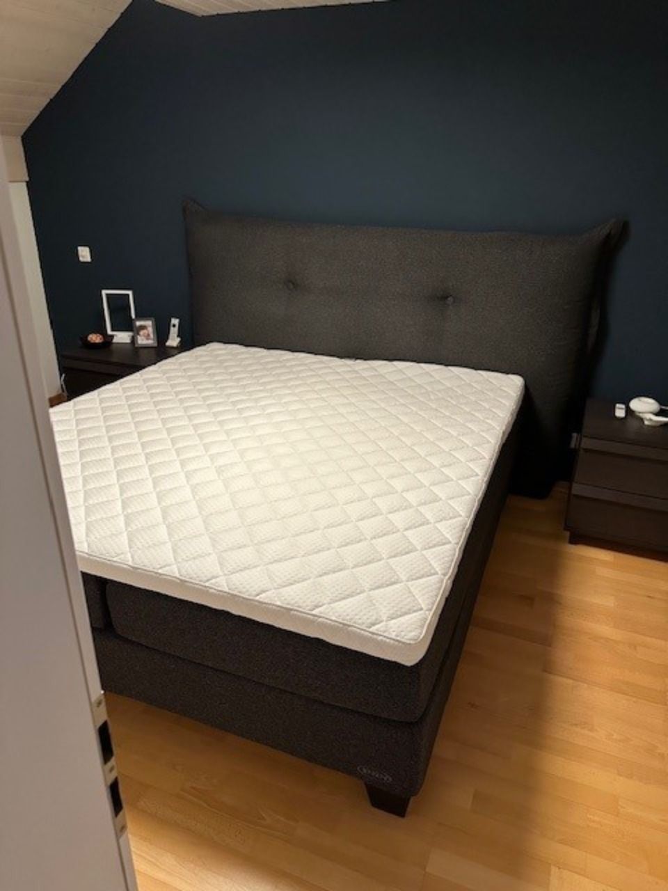 Ein Bett mit einer Matratze darauf in einem Schlafzimmer. Foto von der L&E Transport und Logistik GmbH