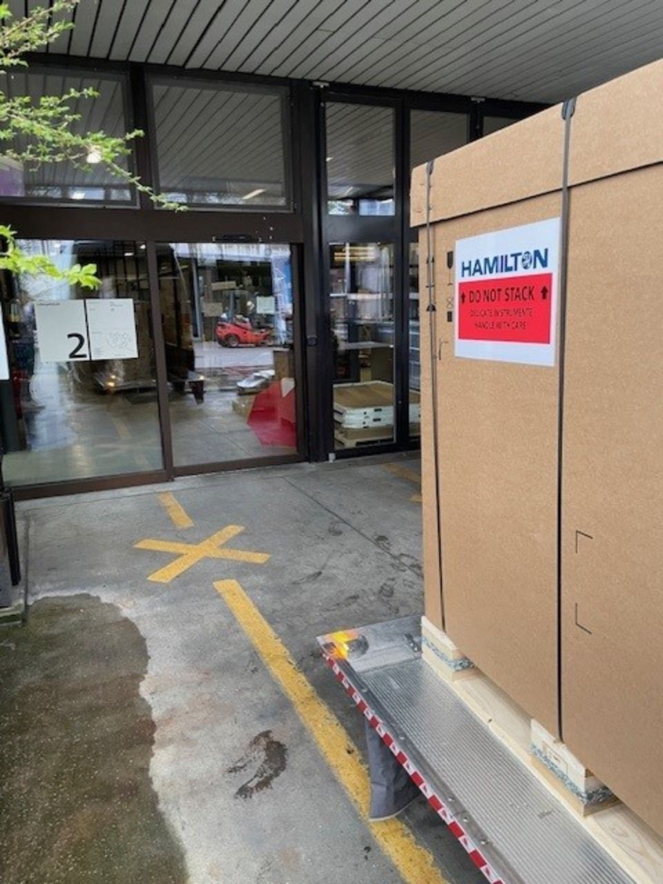 Eine Schachtel mit einem Etikett, auf dem Hamilton steht. Foto von der L&E Transport und Logistik GmbH