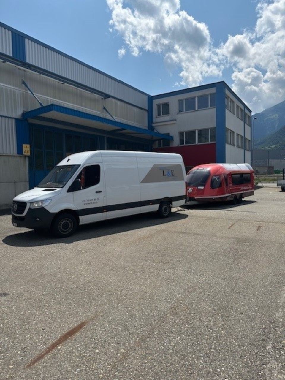Zwei weisse Lieferwagen stehen vor einem Gebäude. Foto von der L&E Transport und Logistik GmbH