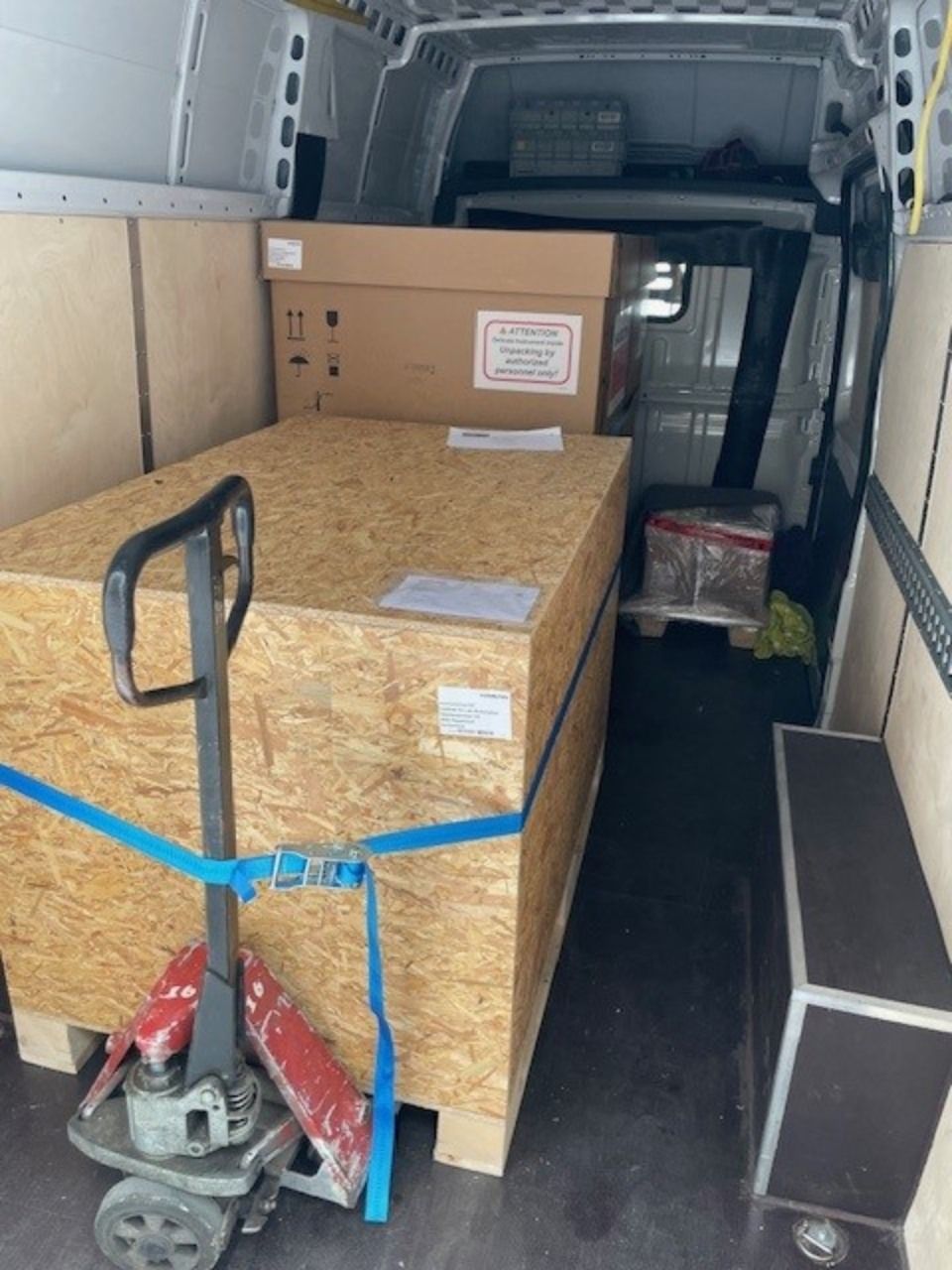 Eine grosse Holzkiste steht hinten in einem Lieferwagen. Foto von der L&E Transport und Logistik GmbH