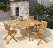 Garrigue : Collection Garrigue. Table d’extérieur en bois avec 4 chaises coordonnées de la même couleur, installée sur une terrasse en pierre.
