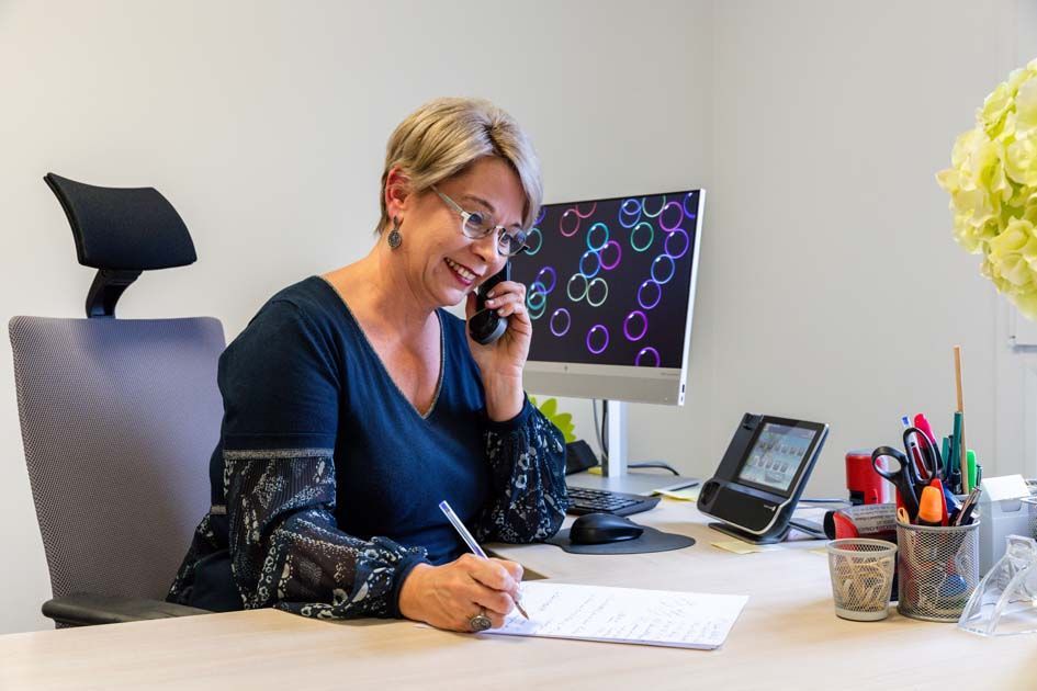 Maître Boucher-Chiale au téléphone à son bureau