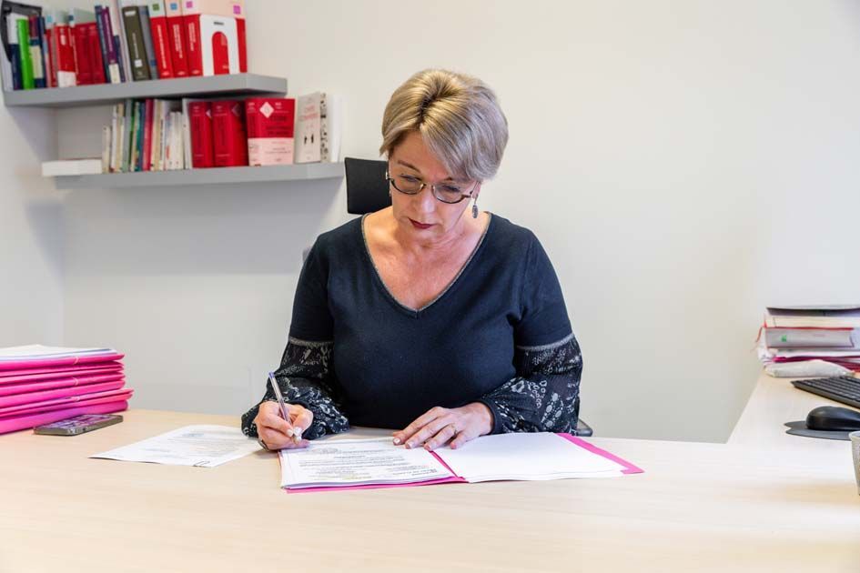 Maître Boucher-Chiale écrivant sur un document