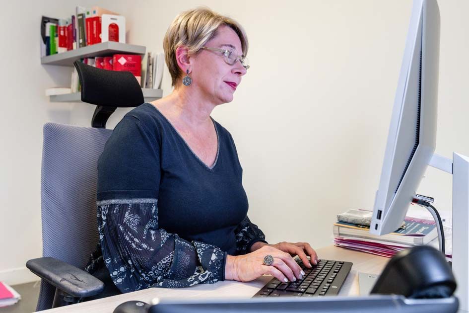 Maître Boucher-Chiale à son bureau et sur son ordinateur