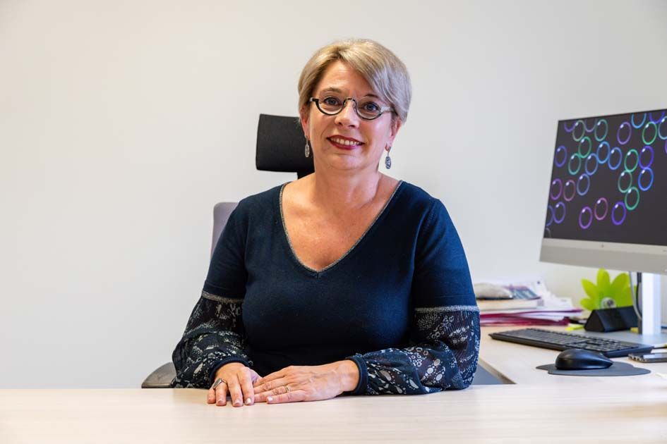 Maître Boucher-Chiale qui sourit en regardant l'objectif