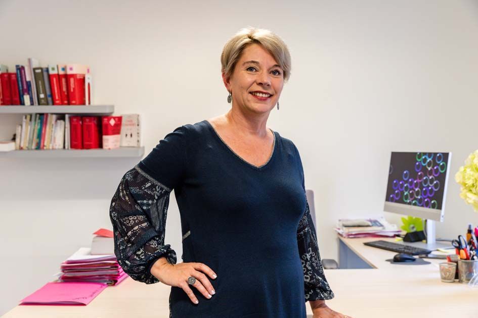 Maître Boucher-Chiale souriante et la main sur la hanche