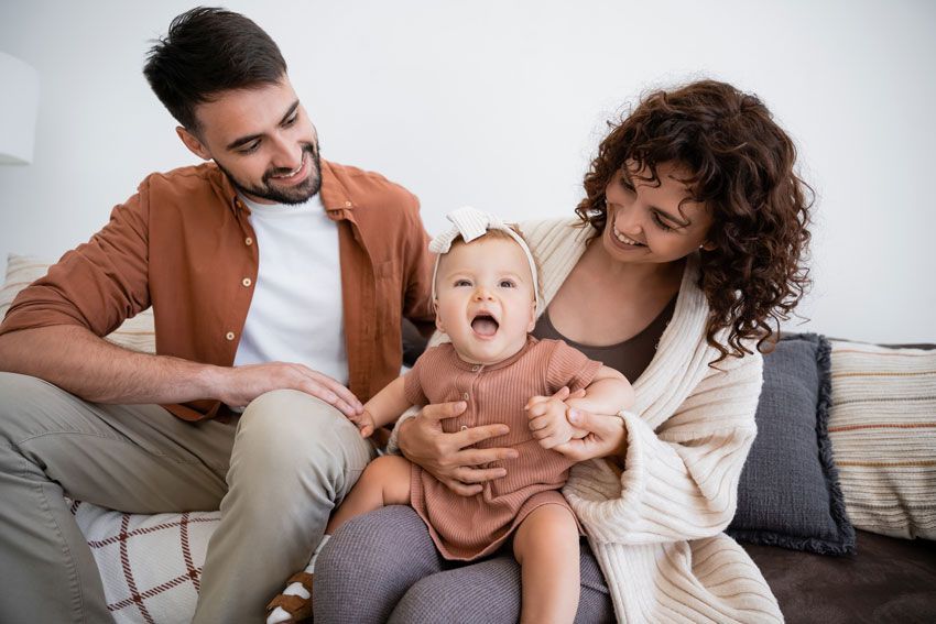 Couple avec un bébé sur les genoux