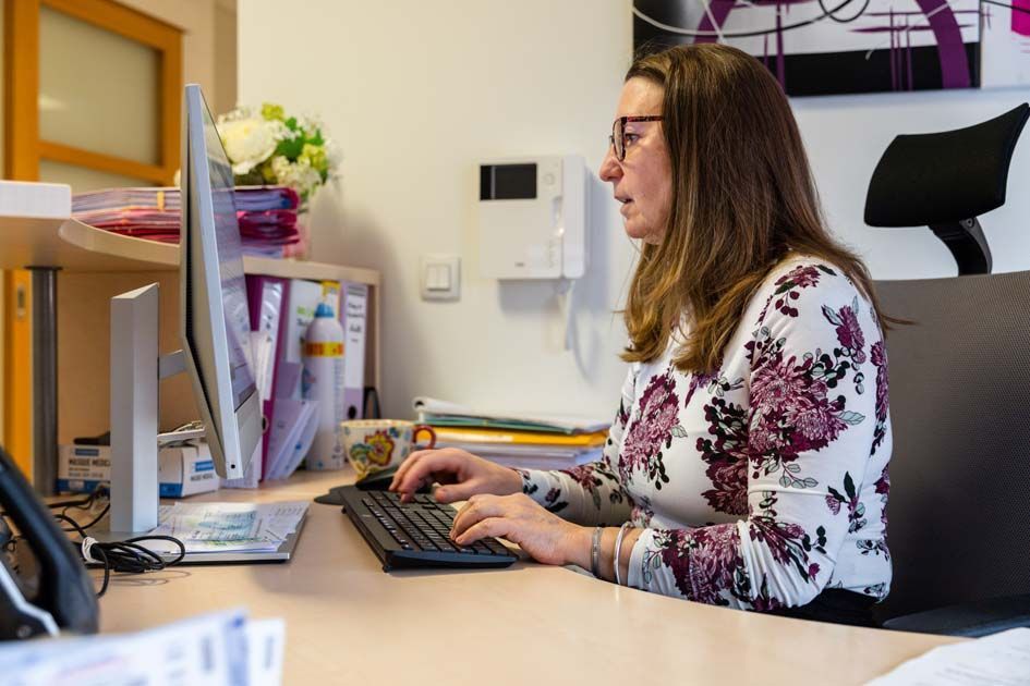 Assistante de Maître Boucher-Chiale sur son ordinateur