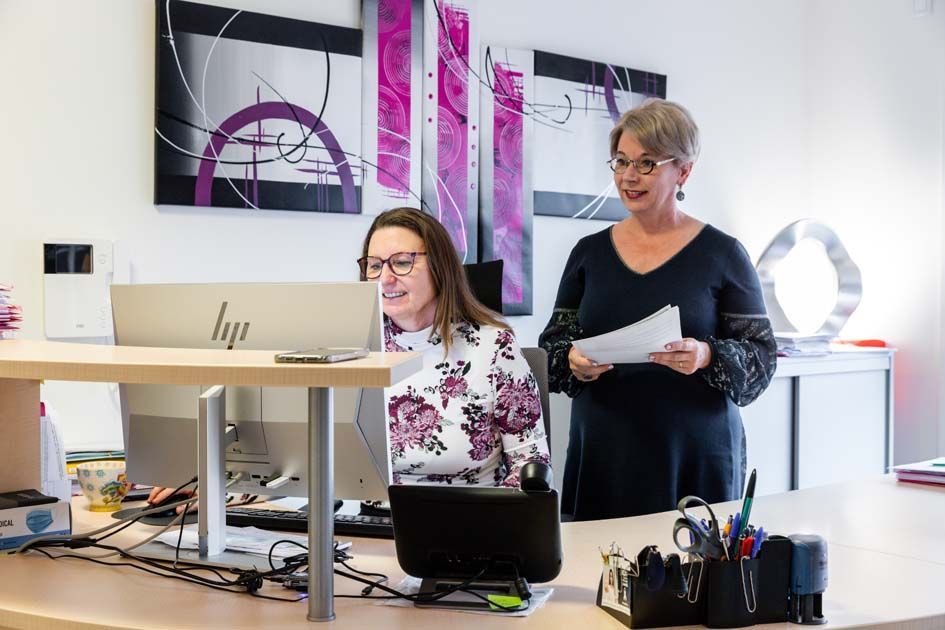 L'avocate Maître Boucher-Chiale avec son assistante