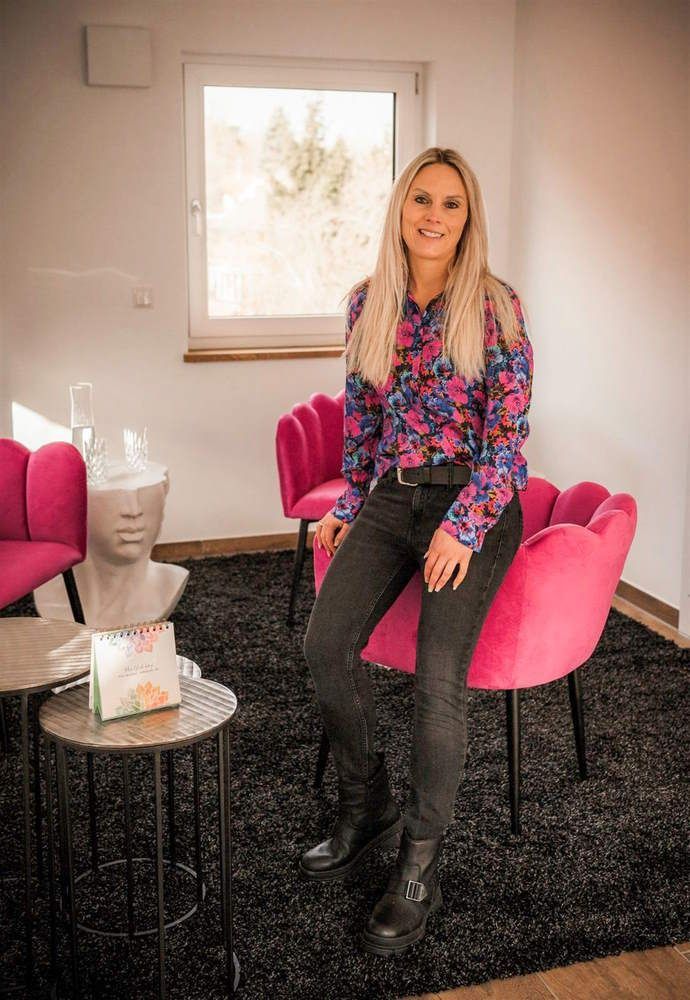 Ein Bild von mir: Eine blonde Frau in ihrem Besprechungsraum in Erding, wo sie Burnout-Coachings gibt. Die Einrichtung und Dekoration machen einen freundlichen, ansprechenden Eindruck.