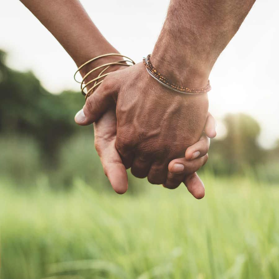 Ein Paar, das Händchen hält. Durch die Paartherapie bei Erding können Paare wieder zueinander finden.