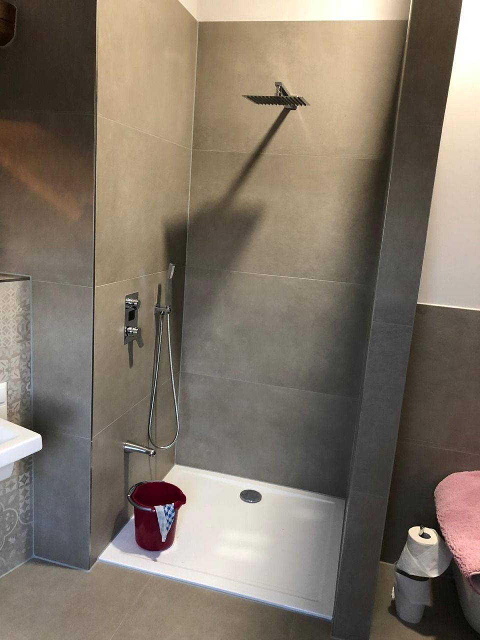 bodengleiche Dusche und grauen großflächige Fliesen