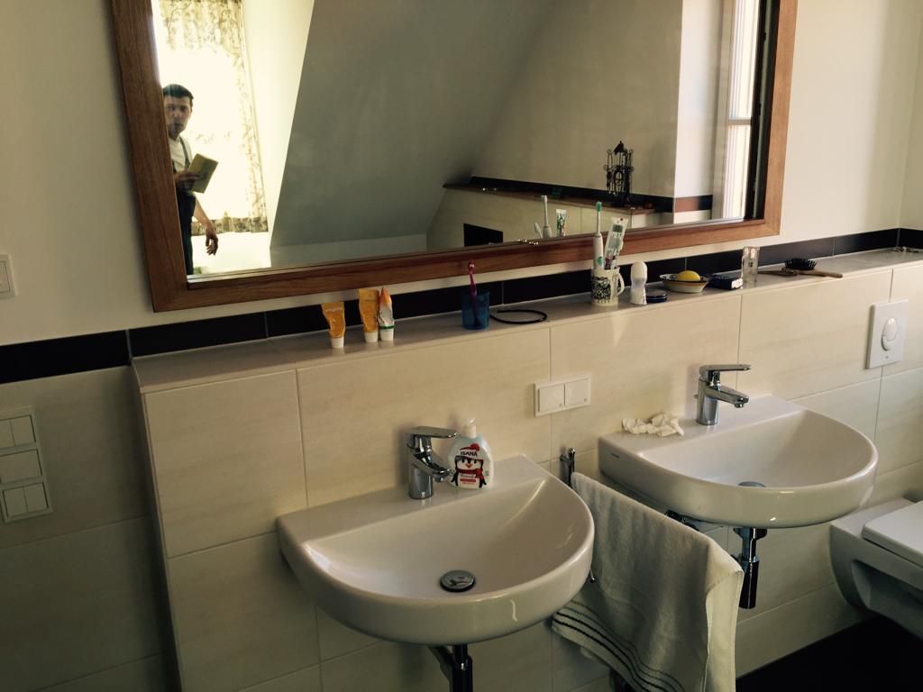 Fliesenspiegel rund um zwei Waschbecken