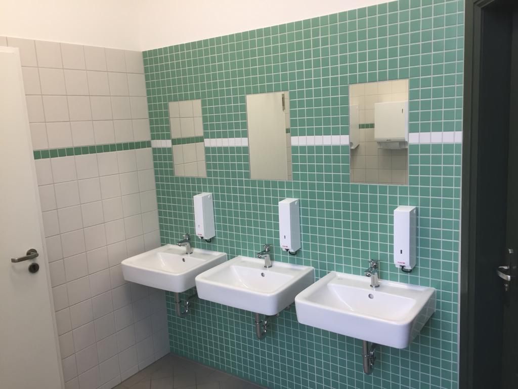 Wandfliesen in einem Waschraum mit 3 Waschbecken