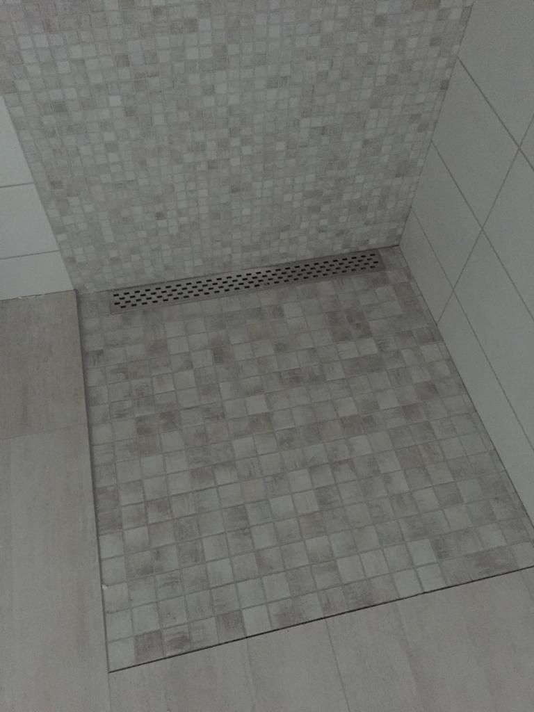 bodengleiche Dusche mit grauen Fliesen