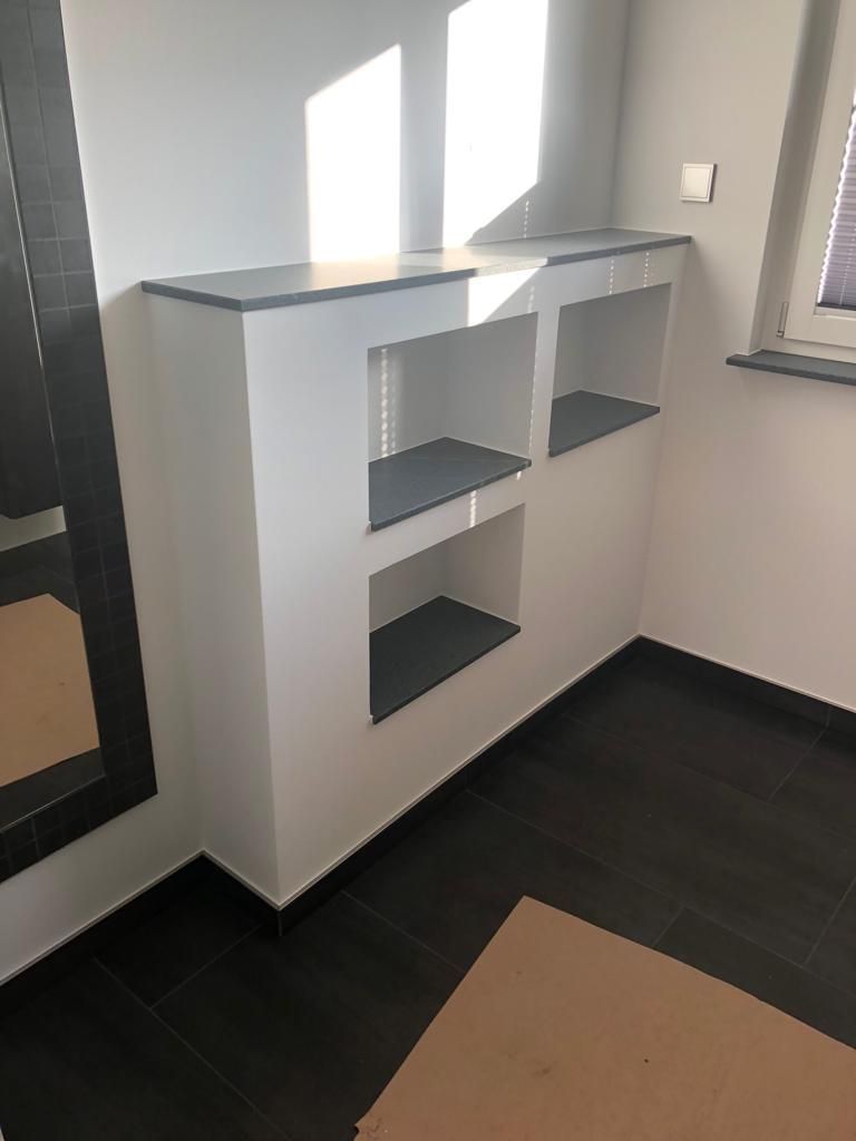 schwarze Bodenfliesen