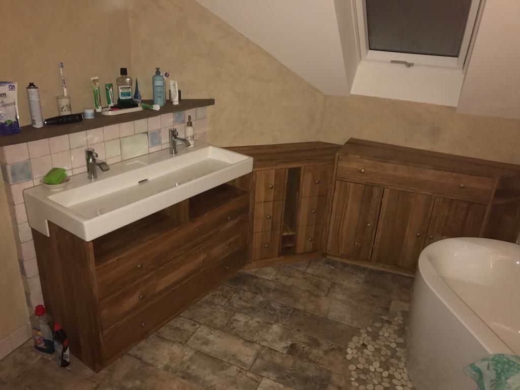 Badegestaltung mit rustikalen Bodenfliesen, die in Mosaikfliesen übergehen zur Badewanne hin