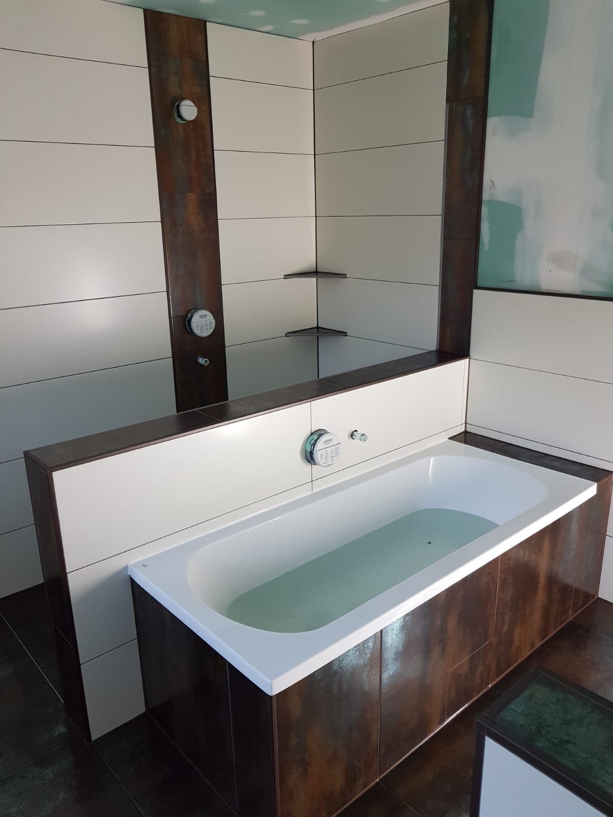 Neugestaltung Bad mit Fliesen in weiß und Holzoptik