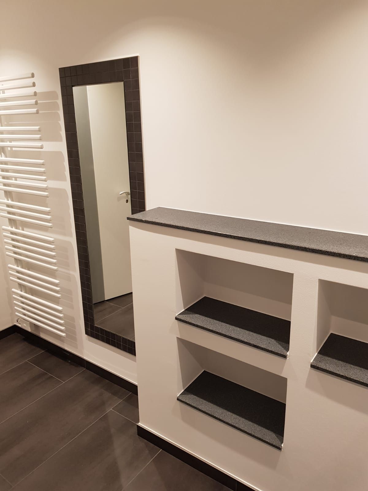 Flur mit Fliesen am Boden