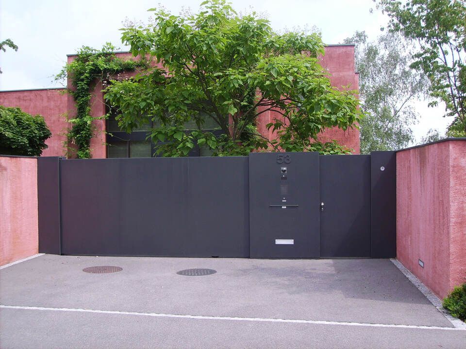 Eingangstor von der Kiry Metallbau AG
