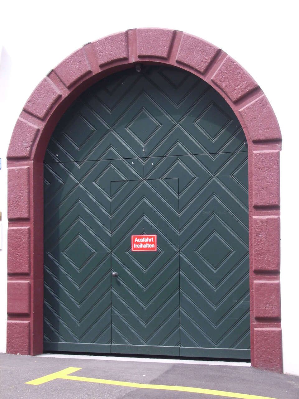 Eingangstor von der Kiry Metallbau AG