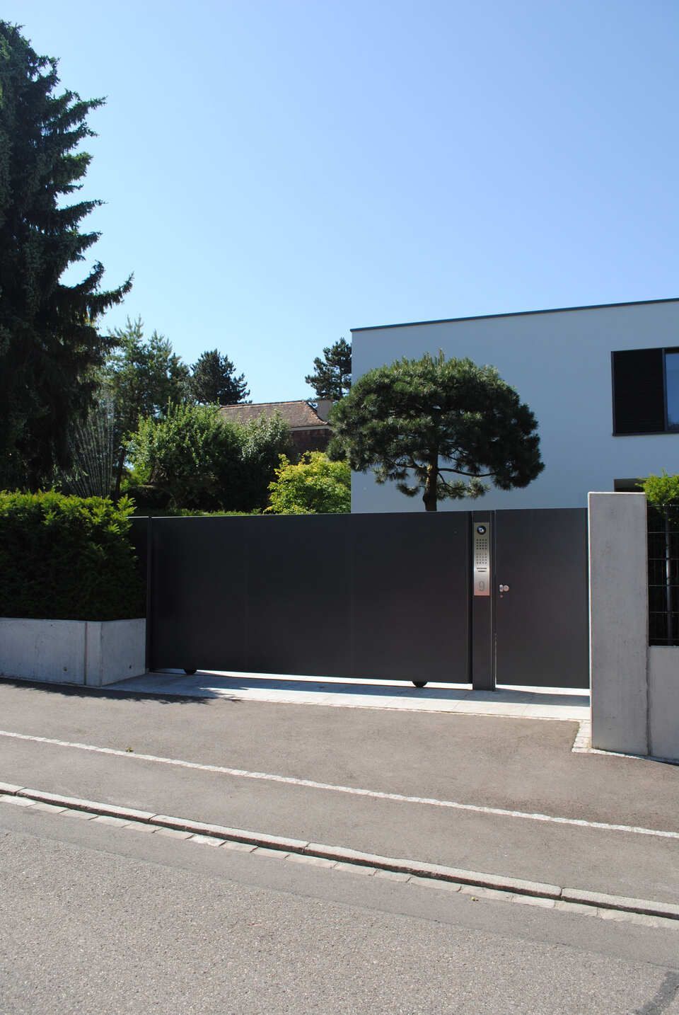 Eingangstor von der Kiry Metallbau AG