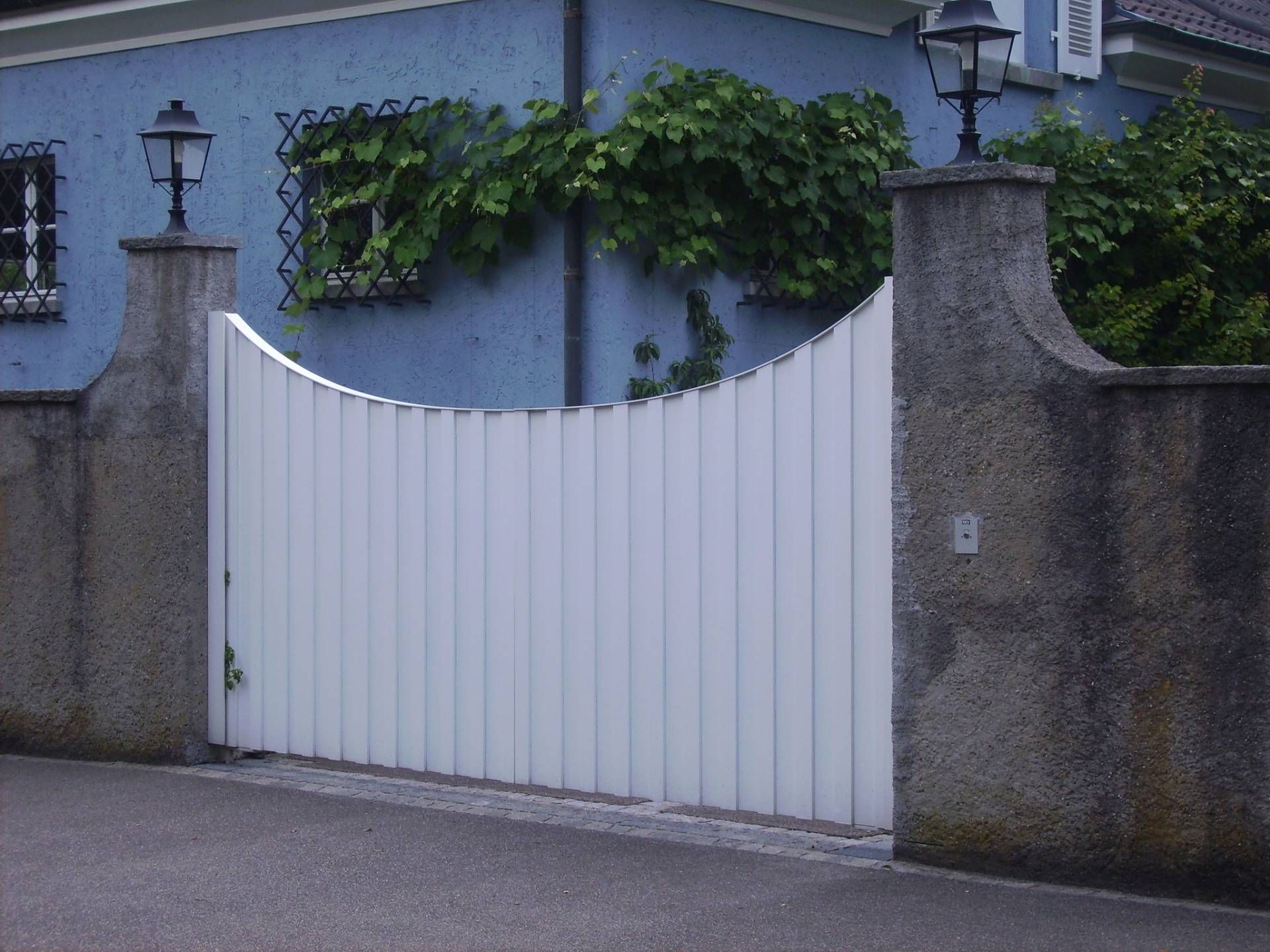 Eingangstor von der Kiry Metallbau AG 