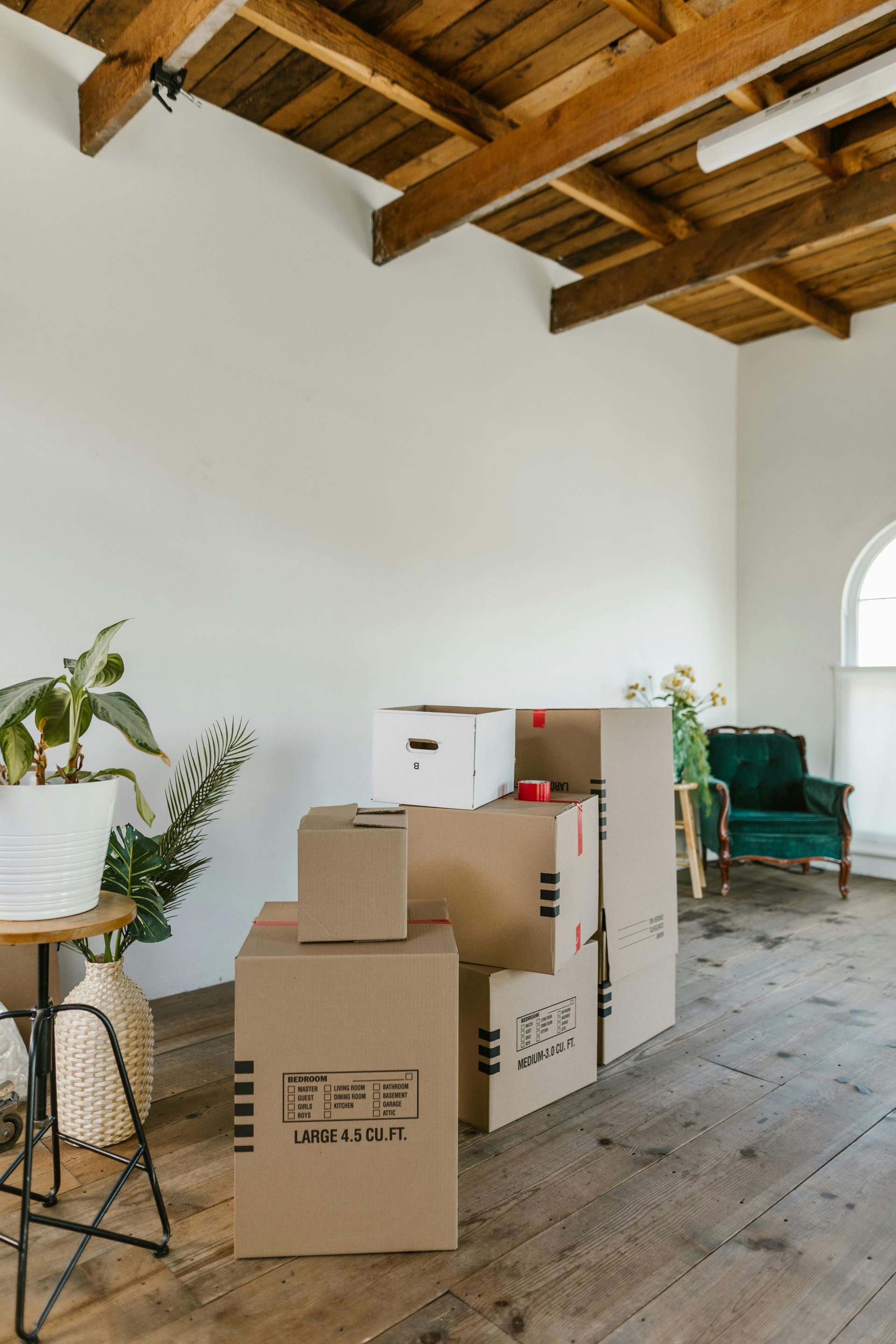 Una habitación con muchas cajas de cartón apiladas una encima de otra.