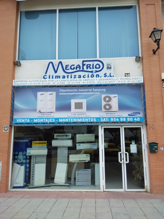 Escaparate con rótulo de 