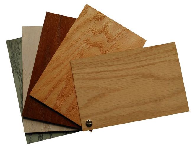 Un montón de diferentes tipos de madera se apilan uno encima del otro