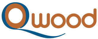 Se muestra un logotipo de qwood sobre un fondo blanco.