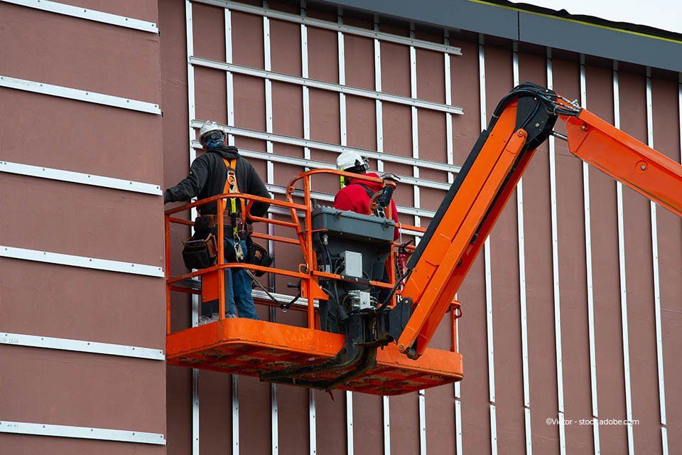 Arbeitsbühnenverleih Winzer – Arbeiten an einer Fassade mit der Teleskoparmarbeitsbühne