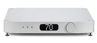 Ein weißer Verstärker mit einer Digitalanzeige mit der Zahl 70 darauf.