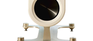 Eine Nahaufnahme eines Toilettensitzes auf einem weißen Hintergrund.
