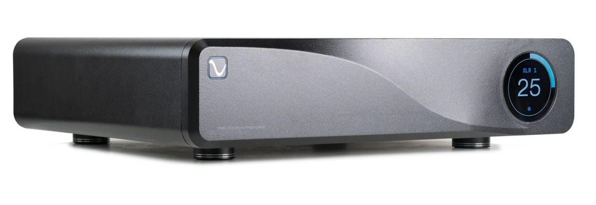 Schwarz-silberne AV-Komponente mit blauem Digitaldisplay rechts und Frontlogo links.