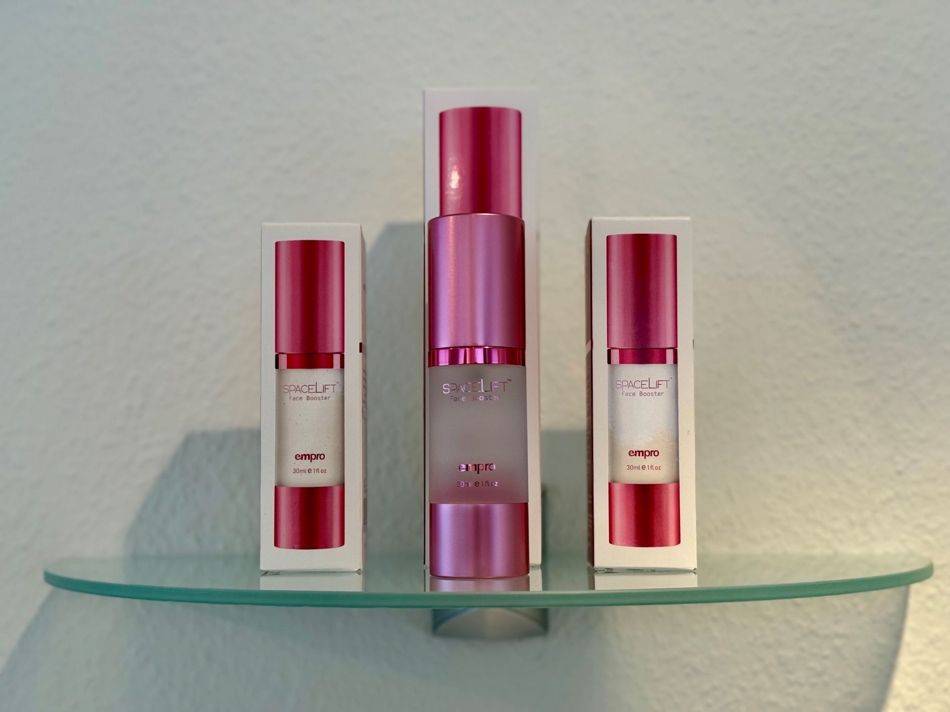 3 verschiedene Seren auf Glas Tablar