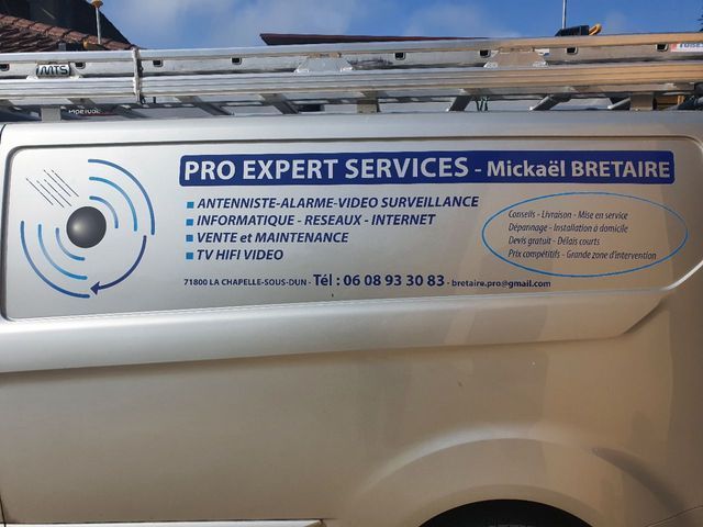 Fourgonnette argentée avec le logo PRO EXPERT SERVICES, les coordonnées et la liste des services (alarme, internet, télévision).