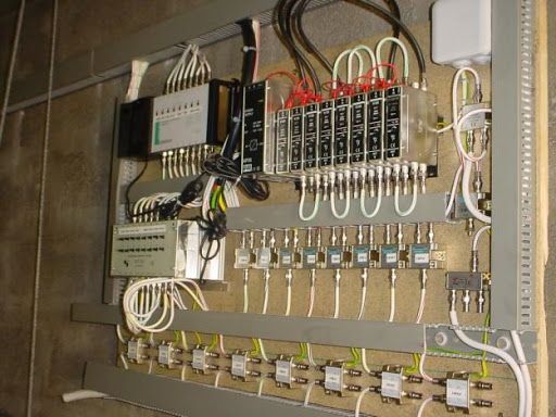 Tableau électrique avec de nombreux fils et câbles coaxiaux.