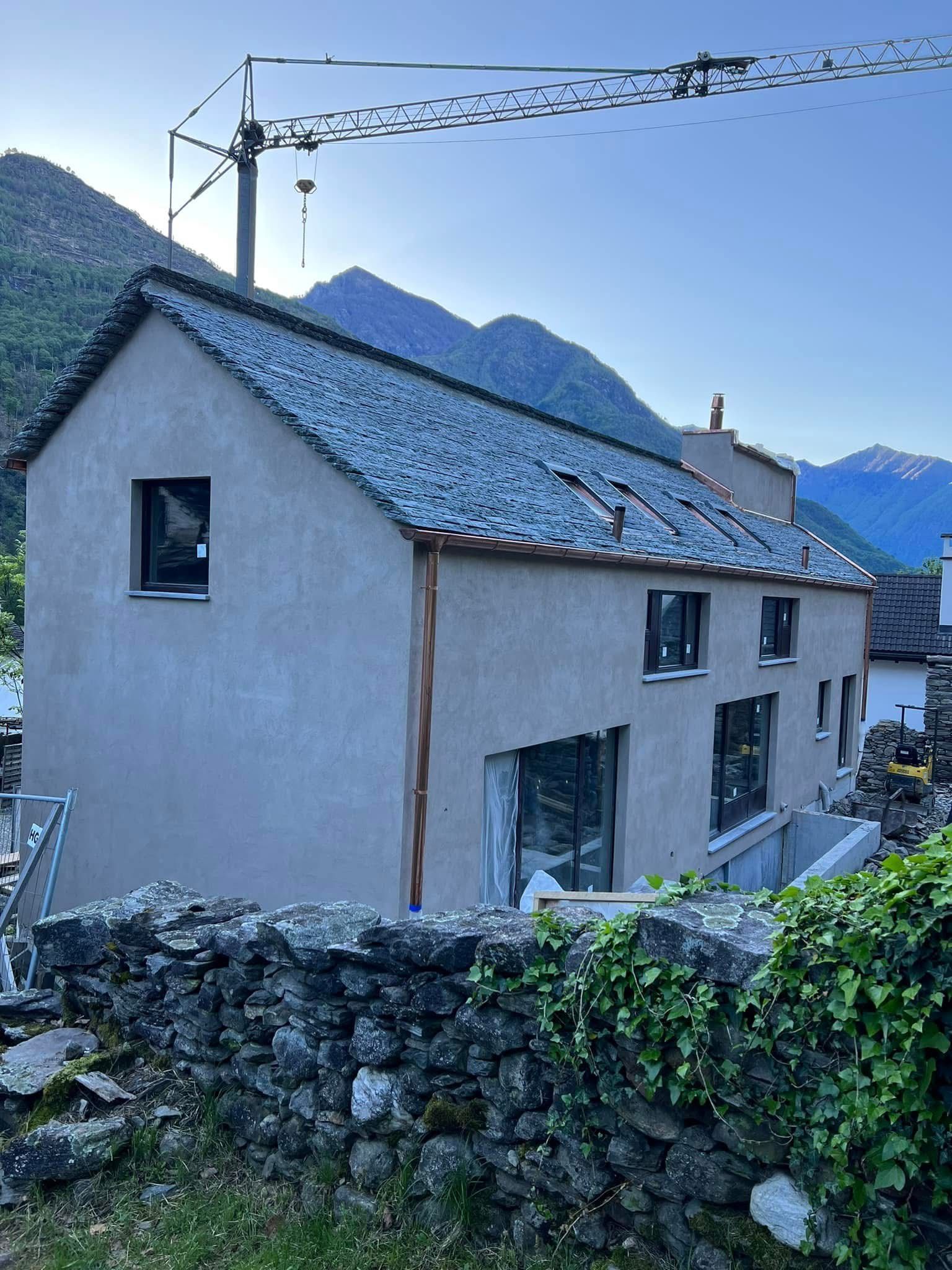 Un camion è parcheggiato davanti a un edificio su cui è impressa la lettera a