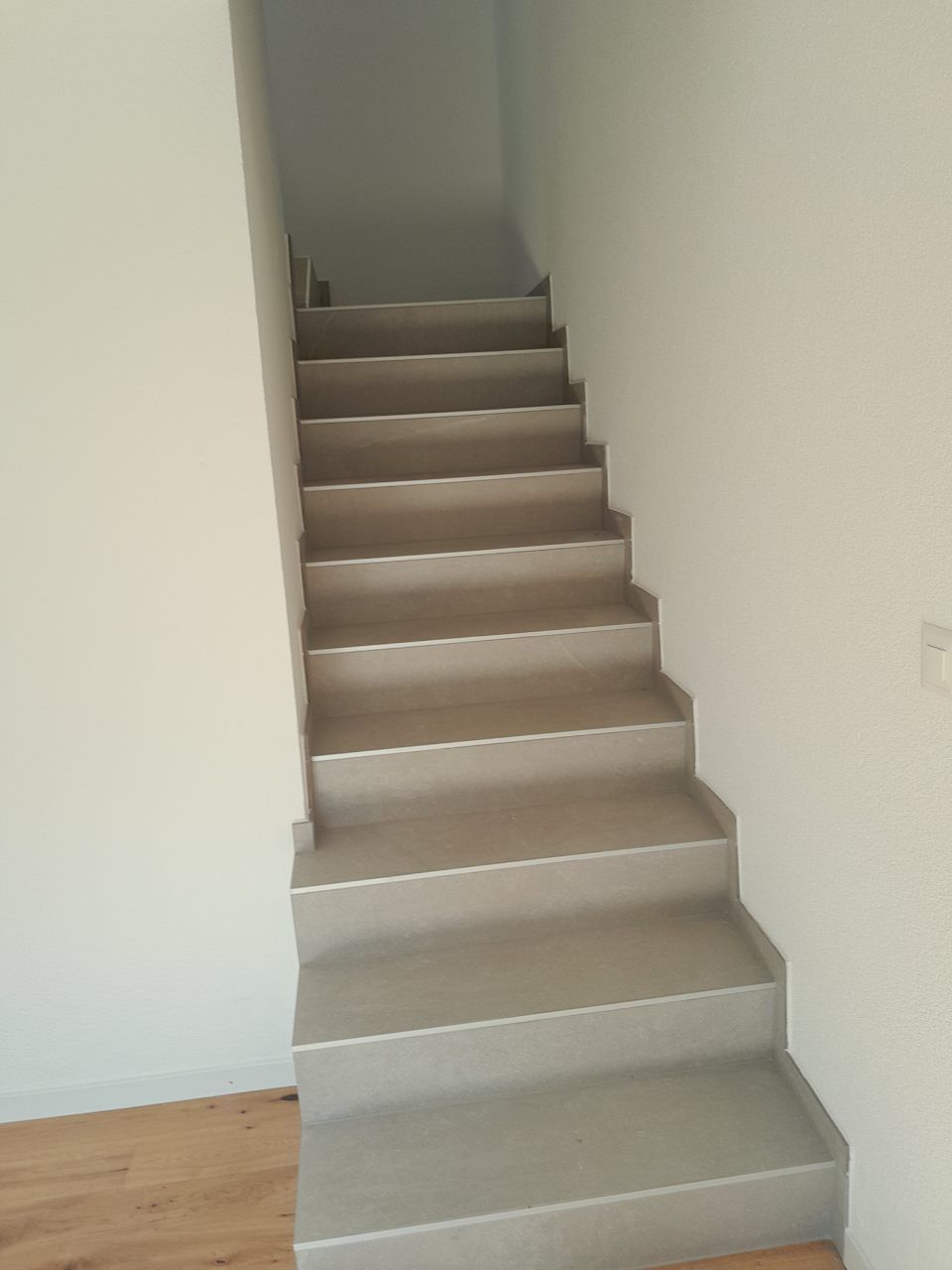 Un ensemble d'escaliers menant à l'étage