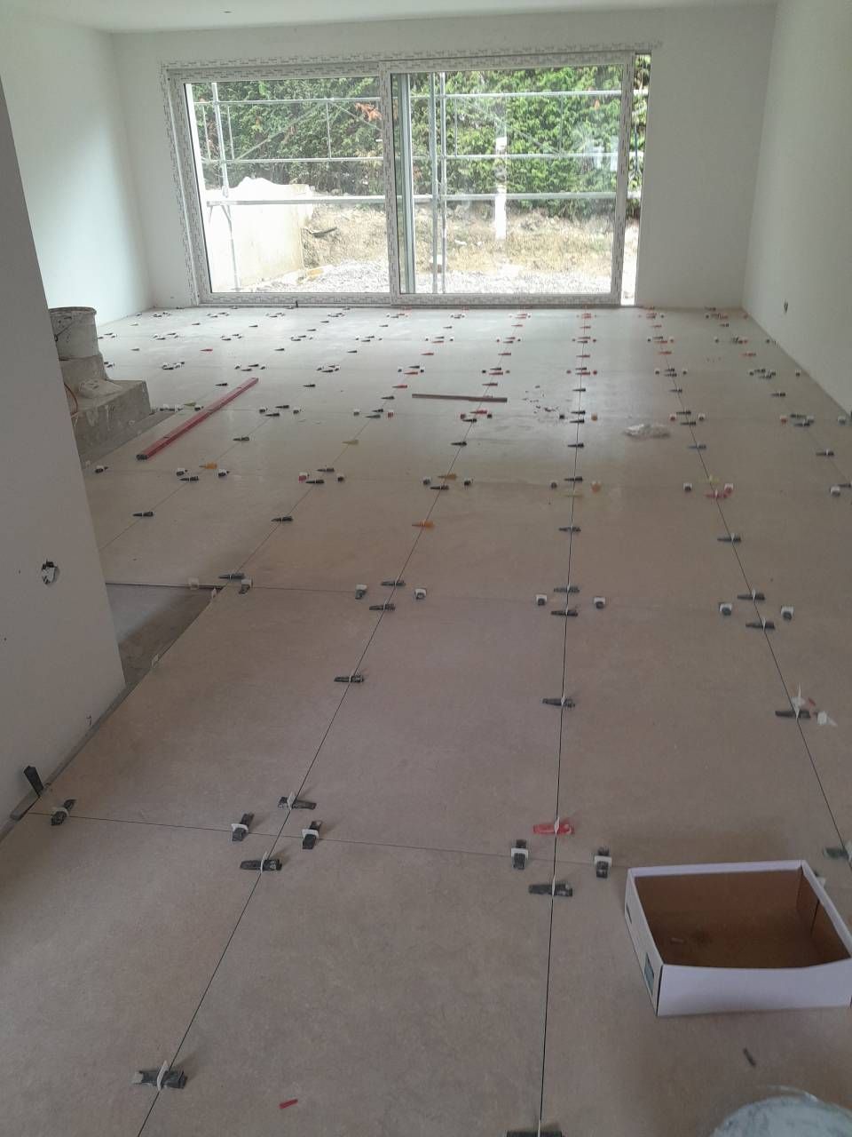 Il y a une boîte sur le sol au milieu de la pièce.