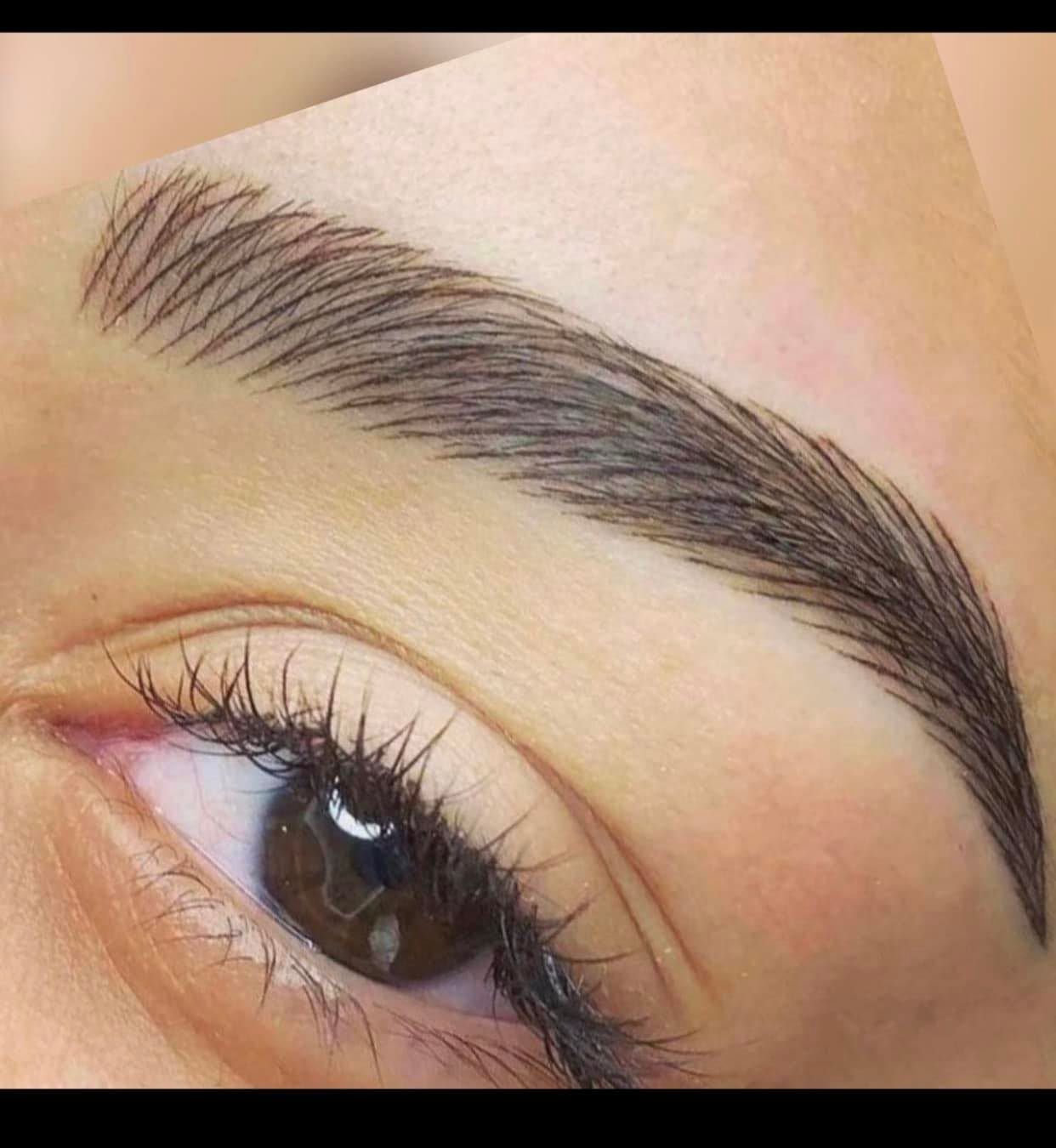 Primer plano del ojo de una persona con una ceja meticulosamente dibujada con trazos de color marrón oscuro.